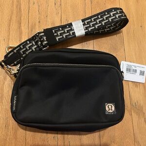 Lululemon NWT Everywhere Crossbody Bag 2L Monogram Metallic Black